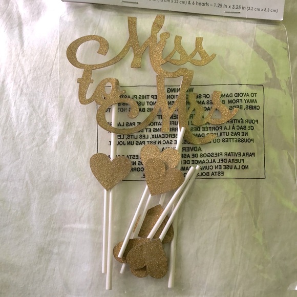 Gold Mr & Mrs signature cake toppers with small heart shaped toppers ❤️ - Picture 2 of 2